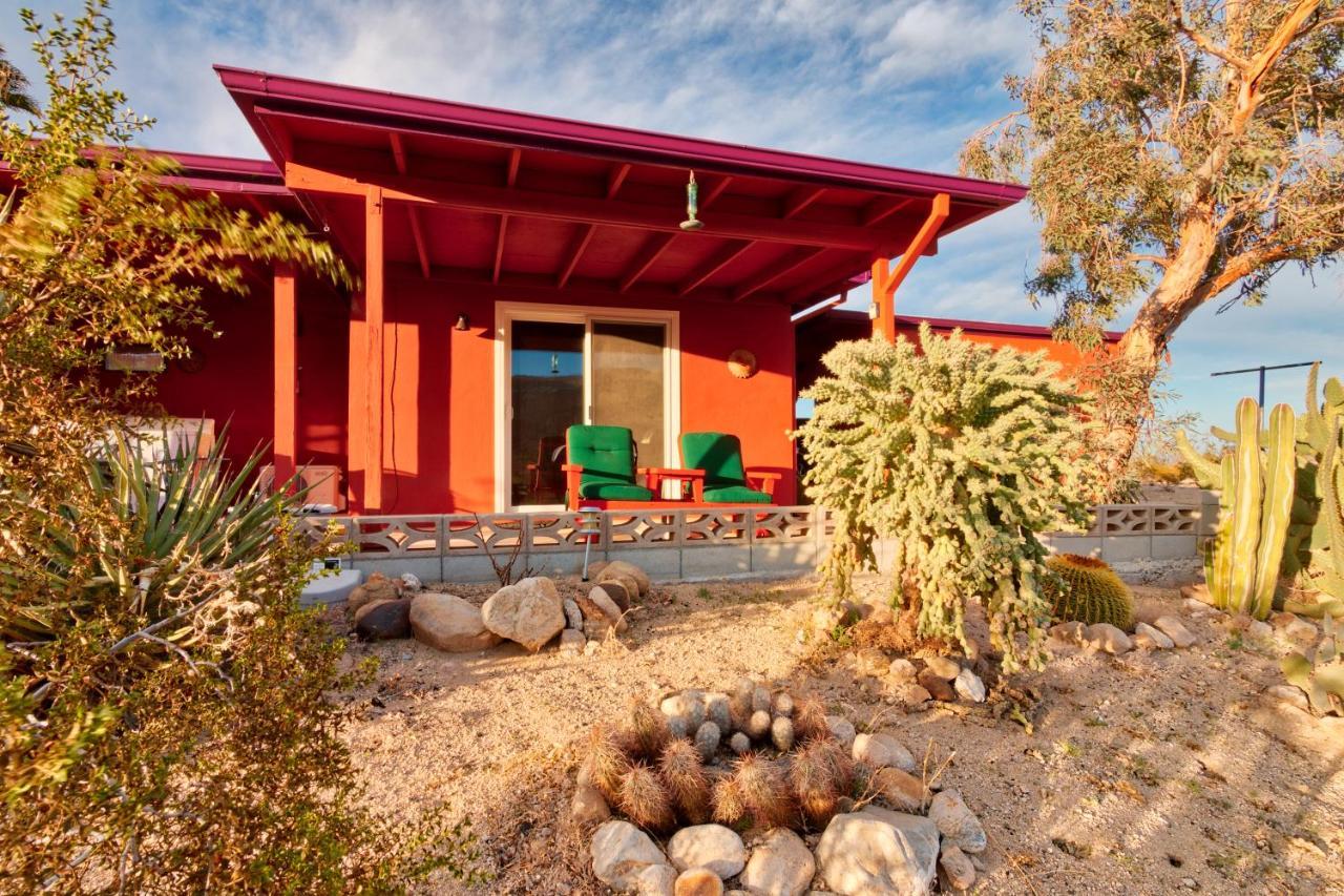 Chuck'S Cabin In A Joshua Tree Community トウェンティナイン・パームズ エクステリア 写真