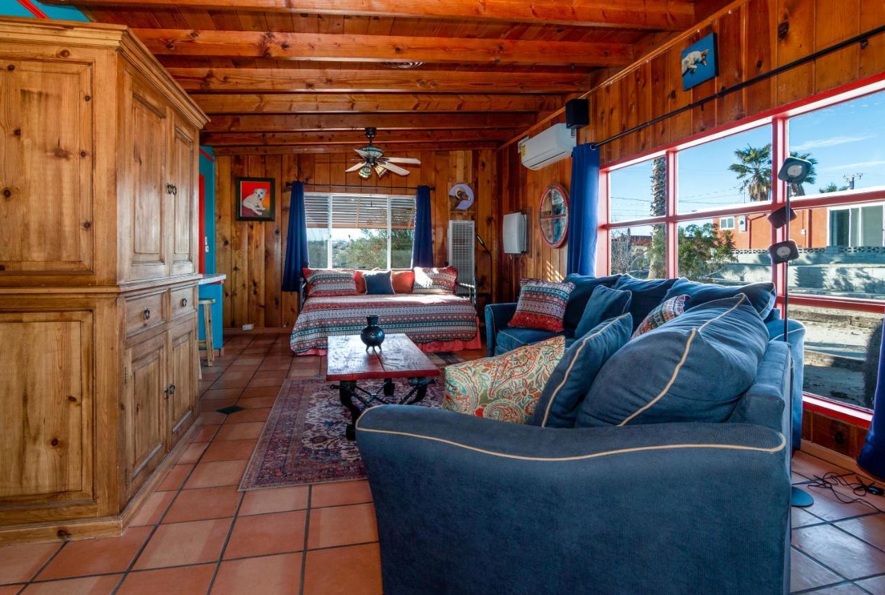 Chuck'S Cabin In A Joshua Tree Community トウェンティナイン・パームズ エクステリア 写真